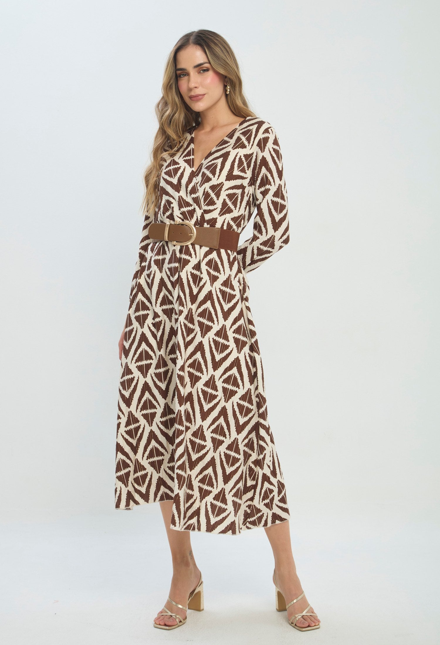 Vestido largo marrón con cinturón y estampado geométrico - vista 5