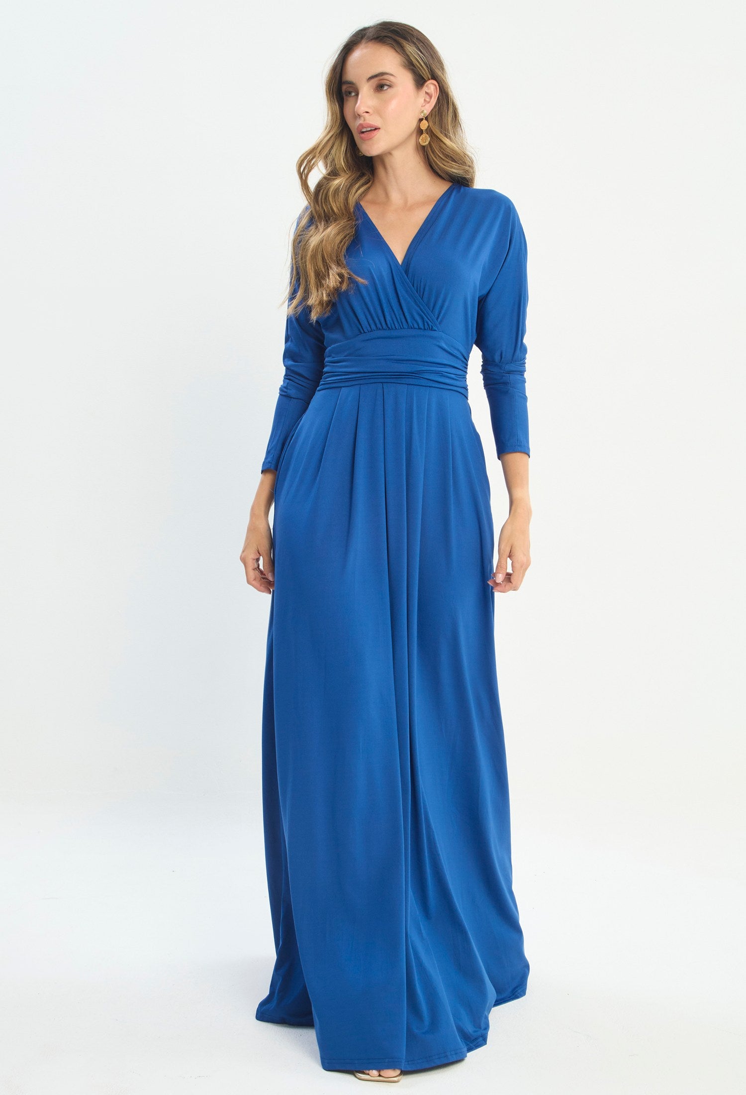 Mujer luciendo vestido azul BYBLA - Cruzado Jersey