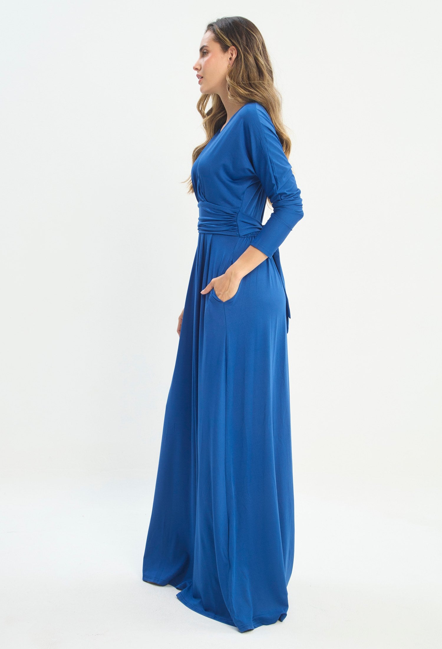 Mujer luciendo vestido azul BYBLA - Cruzado Jersey - vista 2