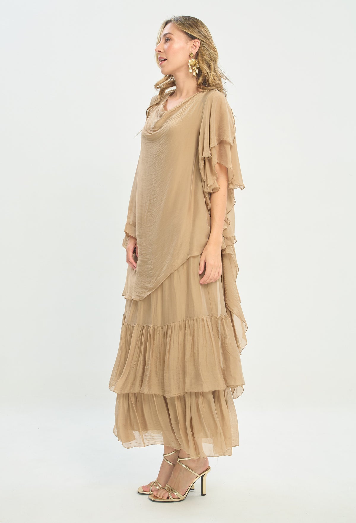 Vestido Largo Cuello Drapeado Volantes Camel BYBLA - vista 2