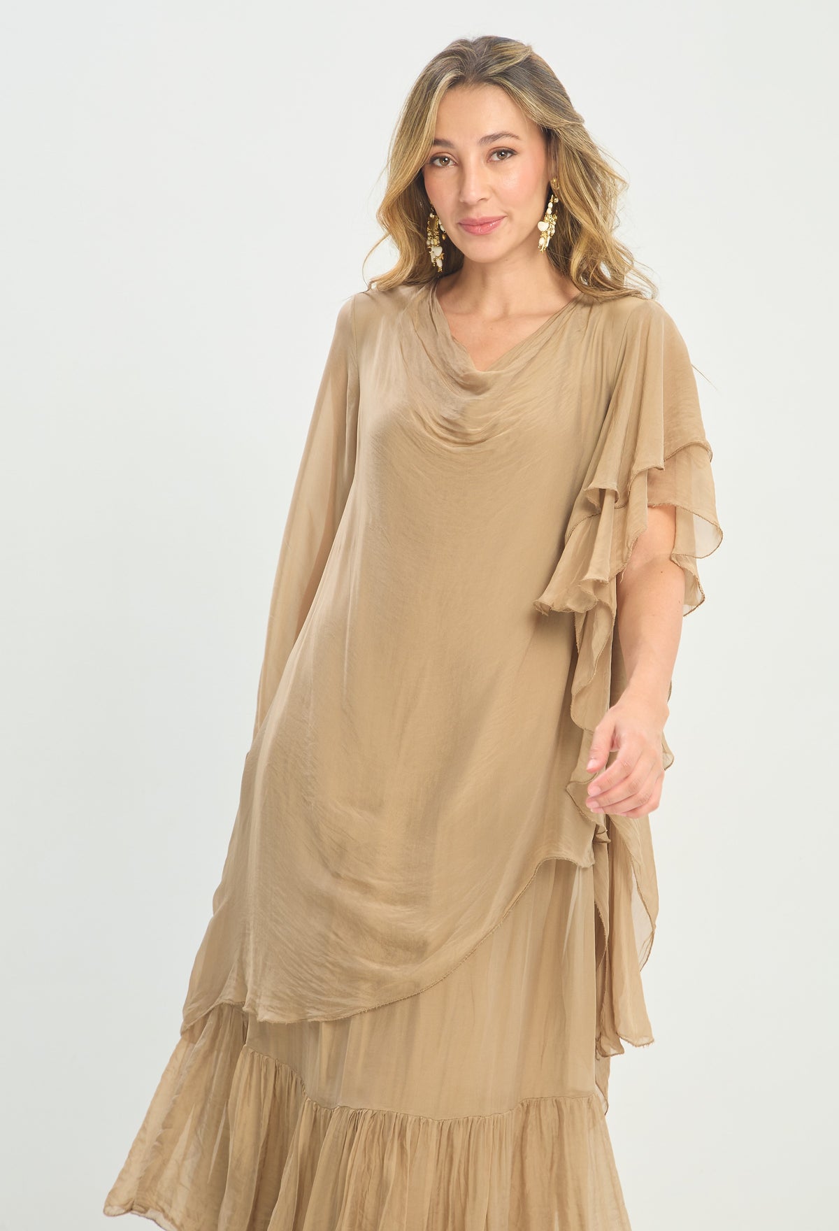 Vestido Largo Cuello Drapeado Volantes Camel BYBLA - vista 5