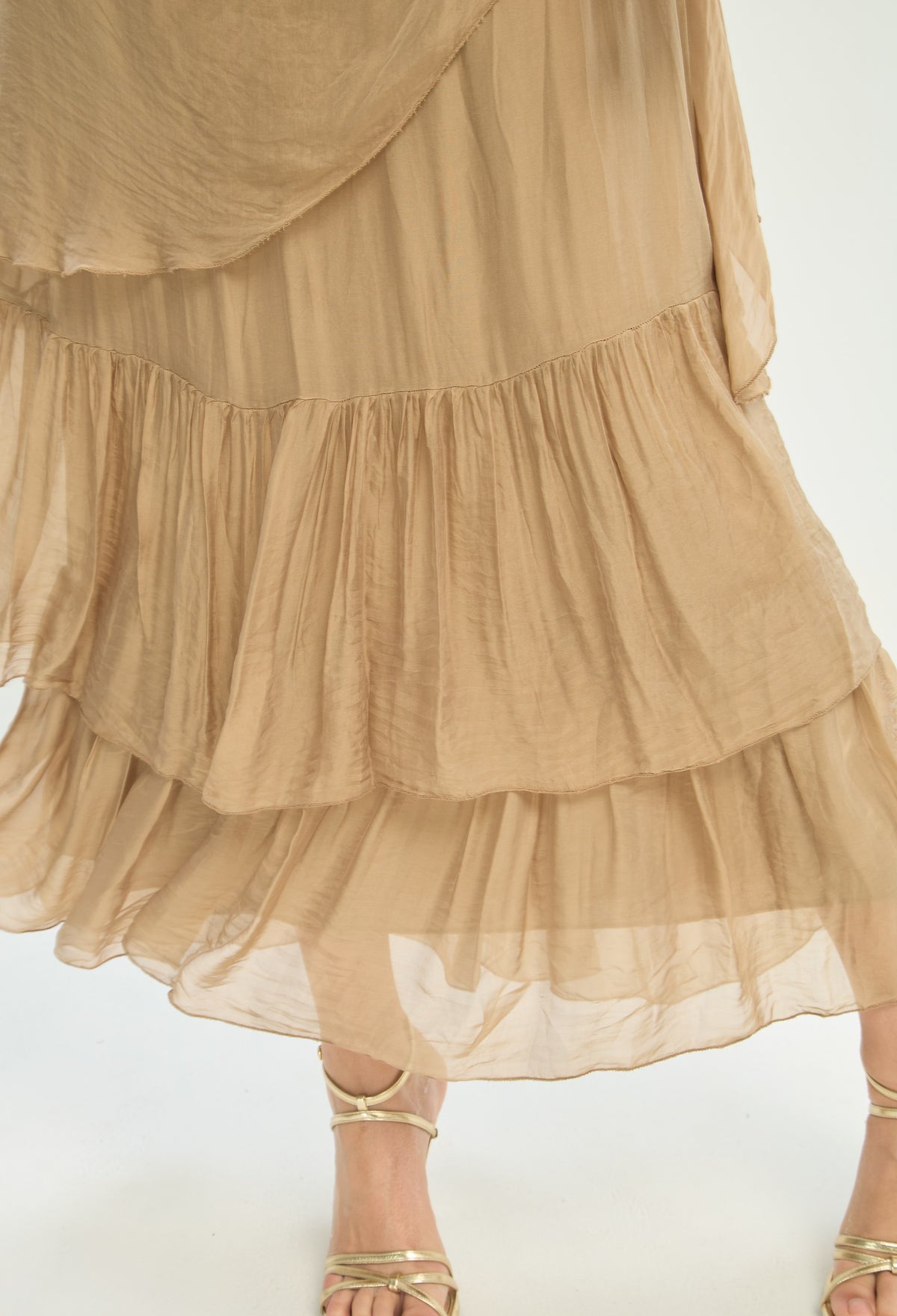 Vestido Largo Cuello Drapeado Volantes Camel BYBLA - vista 7