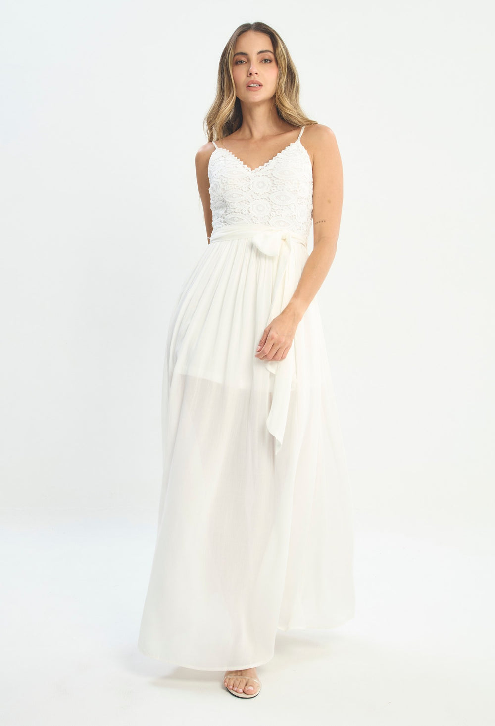 Mujer luciendo vestido blanco BYBLA - Encaje Tiritas