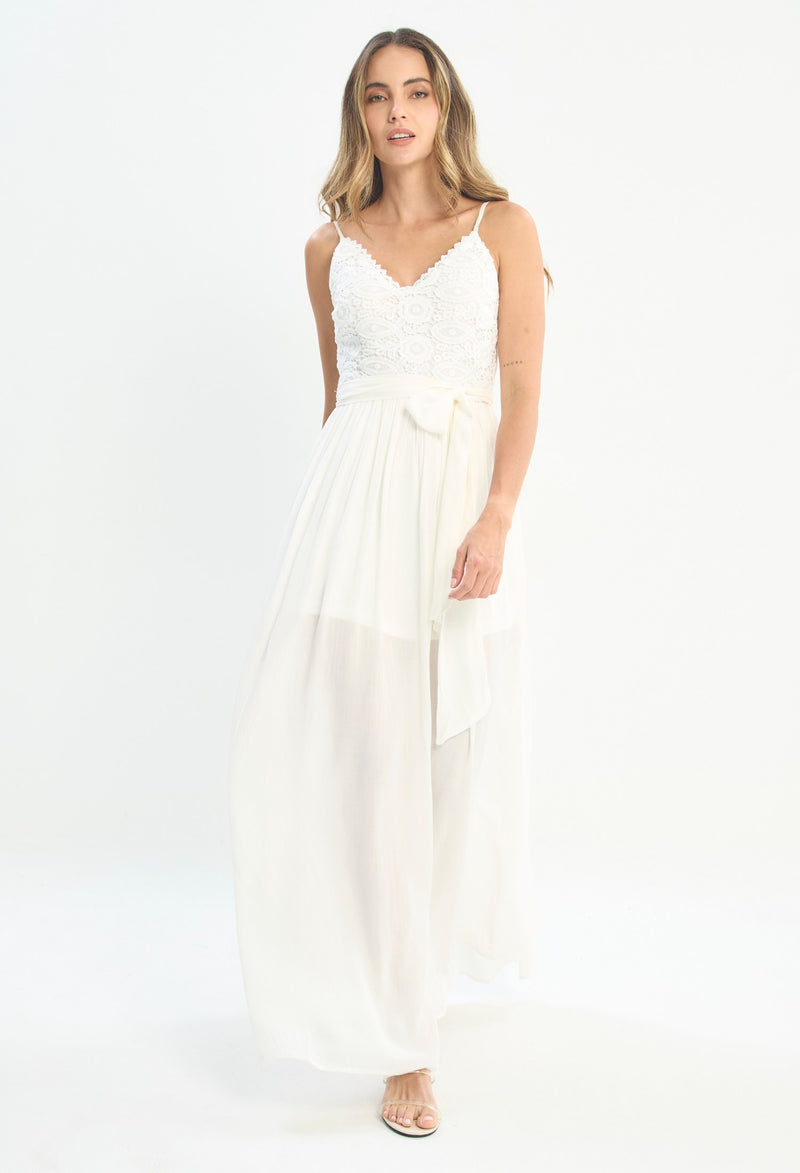 Mujer luciendo vestido blanco BYBLA - Encaje Tiritas - vista 2