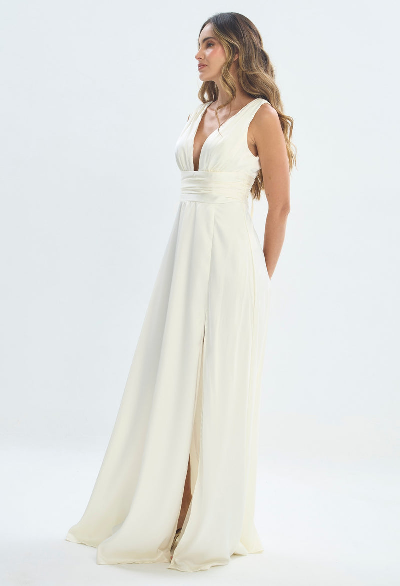 Mujer luciendo vestido beige BYBLA - Escote V Abertura - vista 2