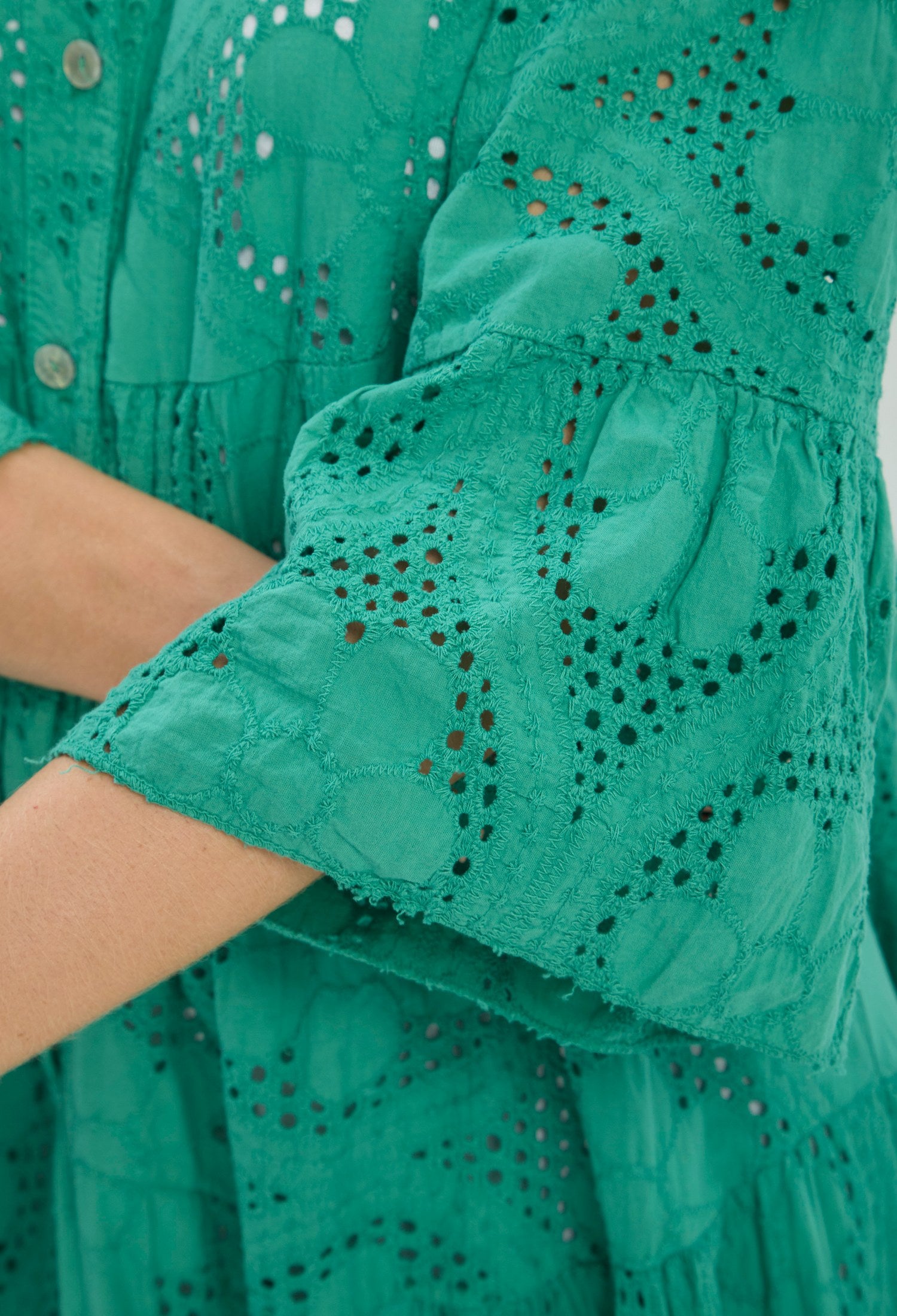 Vestido largo verde con calado eyelet y manga acampanada - vista 4