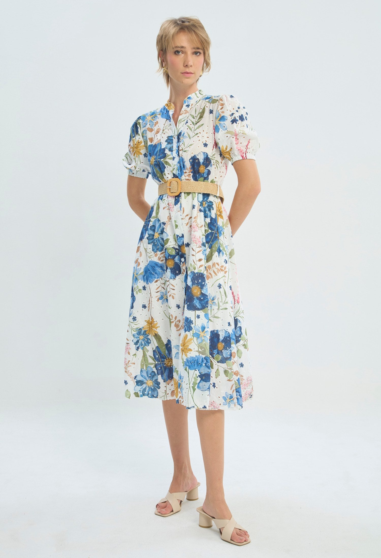 Vestido largo floral azul sobre fondo blanco con correa BYBLA