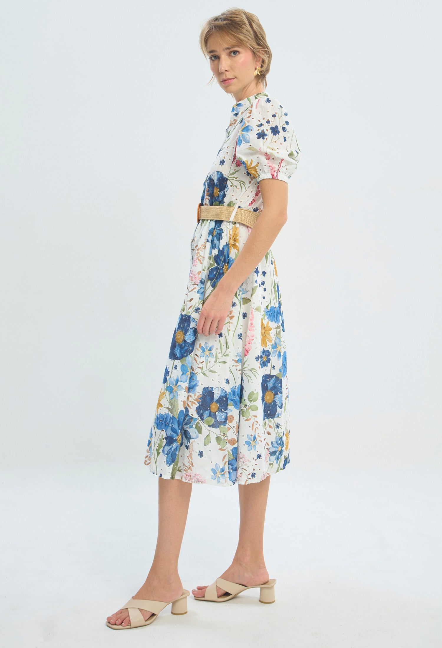 Vestido largo floral azul sobre fondo blanco con correa BYBLA - vista 3