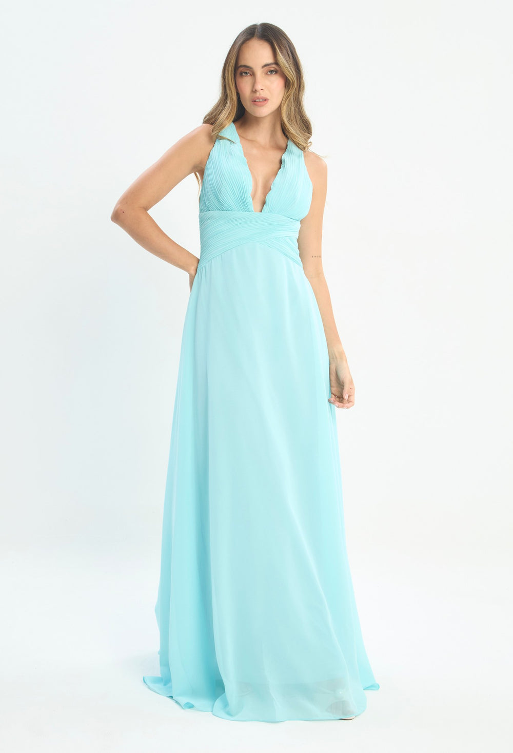 Mujer luciendo vestido azul BYBLA - Gasa Halter