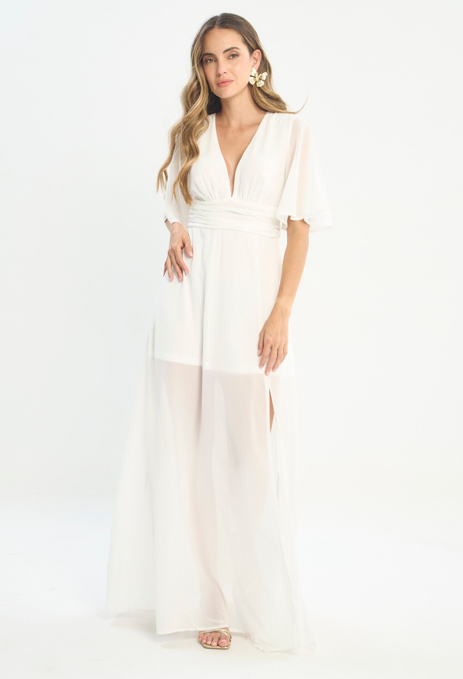 Mujer luciendo vestido blanco BYBLA - Gasa Kimono