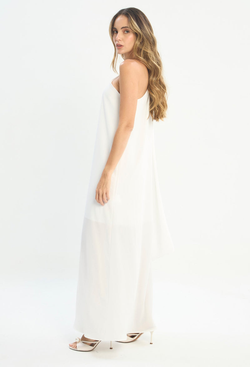 Mujer luciendo vestido blanco BYBLA - Halter Asimétrico - vista 2