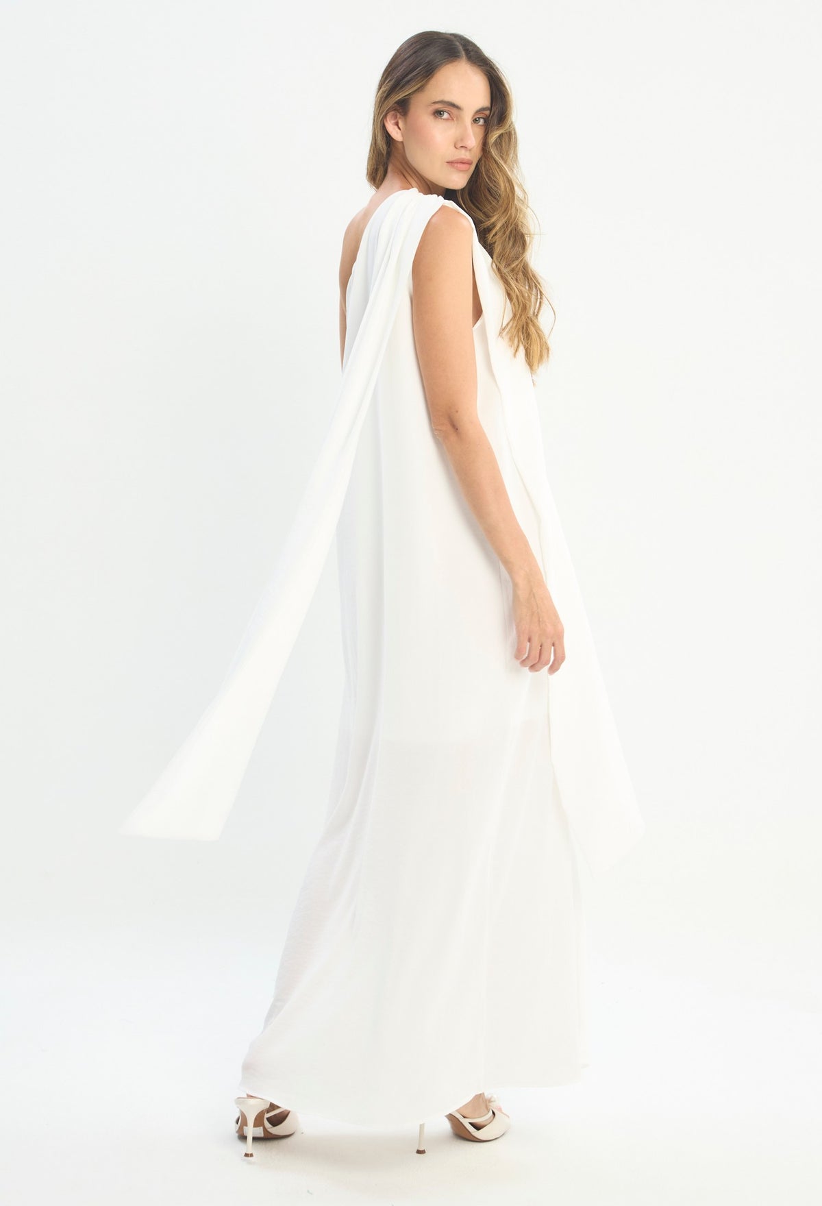 Mujer luciendo vestido blanco BYBLA - Halter Asimétrico - vista 4