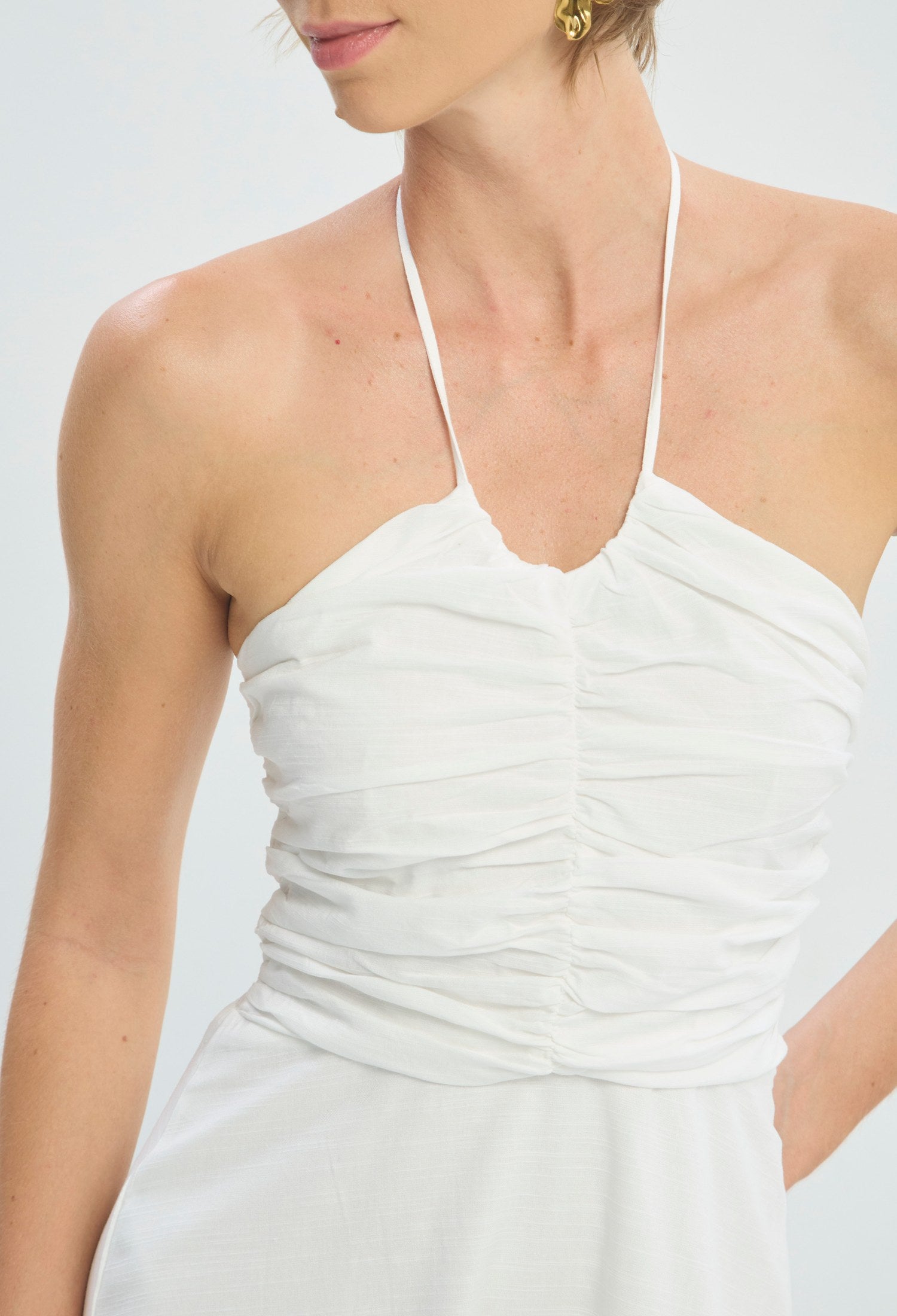 Vestido largo blanco halter con bustier drapeado BYBLA - vista 4