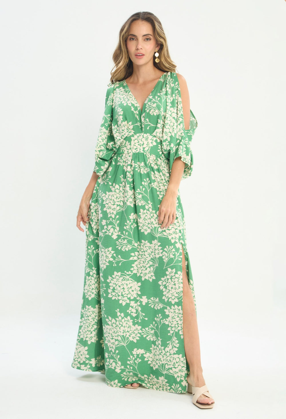 Mujer luciendo vestido verde BYBLA - Hombros Abiertos
