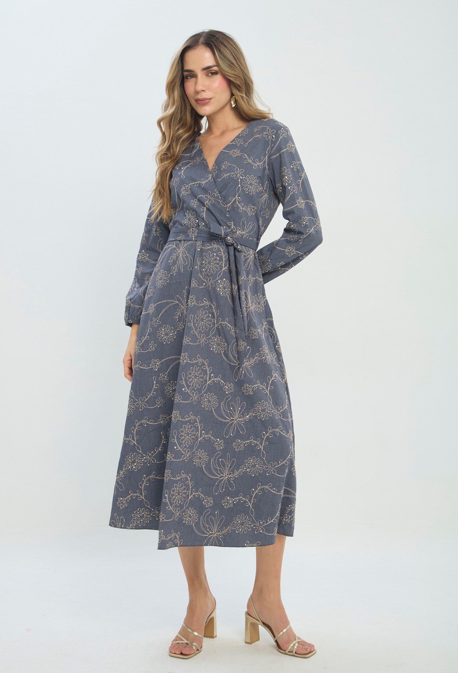 Vestido largo gris cruzado con manga larga y cinturón