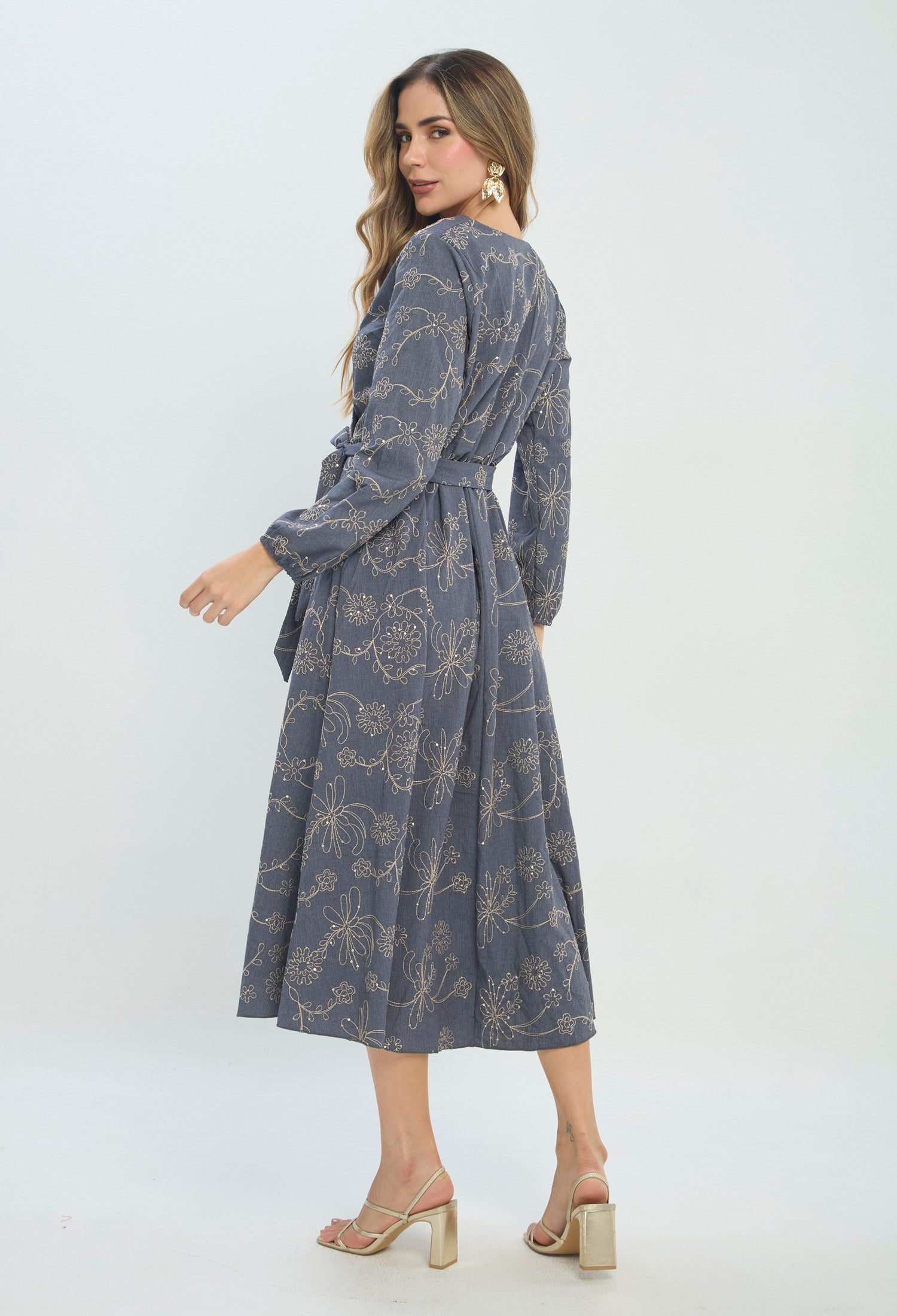 Vestido largo gris cruzado con manga larga y cinturón - vista 3