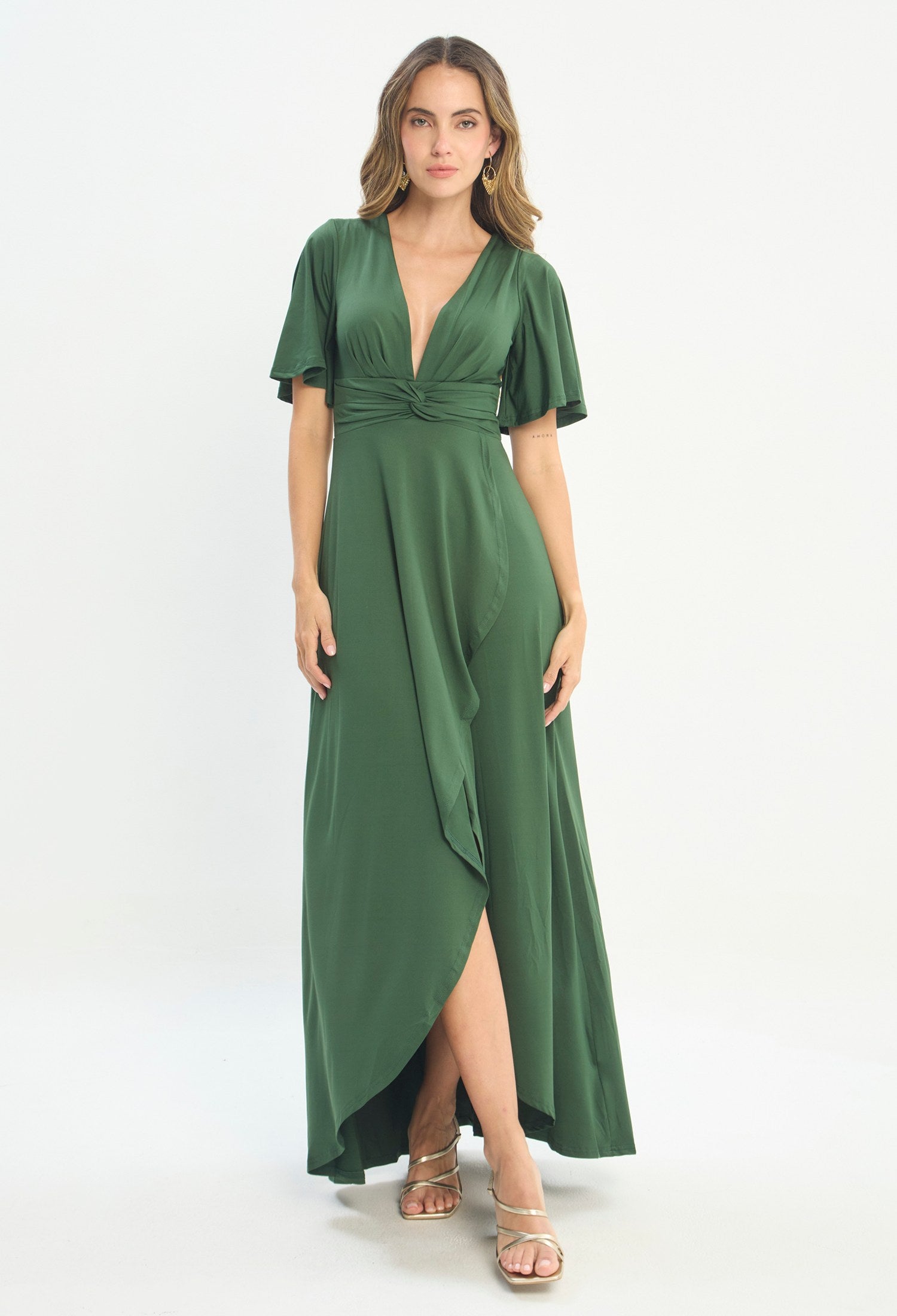 Mujer luciendo vestido verde BYBLA - Mangas Mariposa