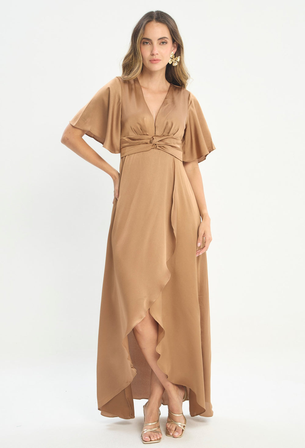Mujer luciendo vestido marrón BYBLA - Mangas Mariposa