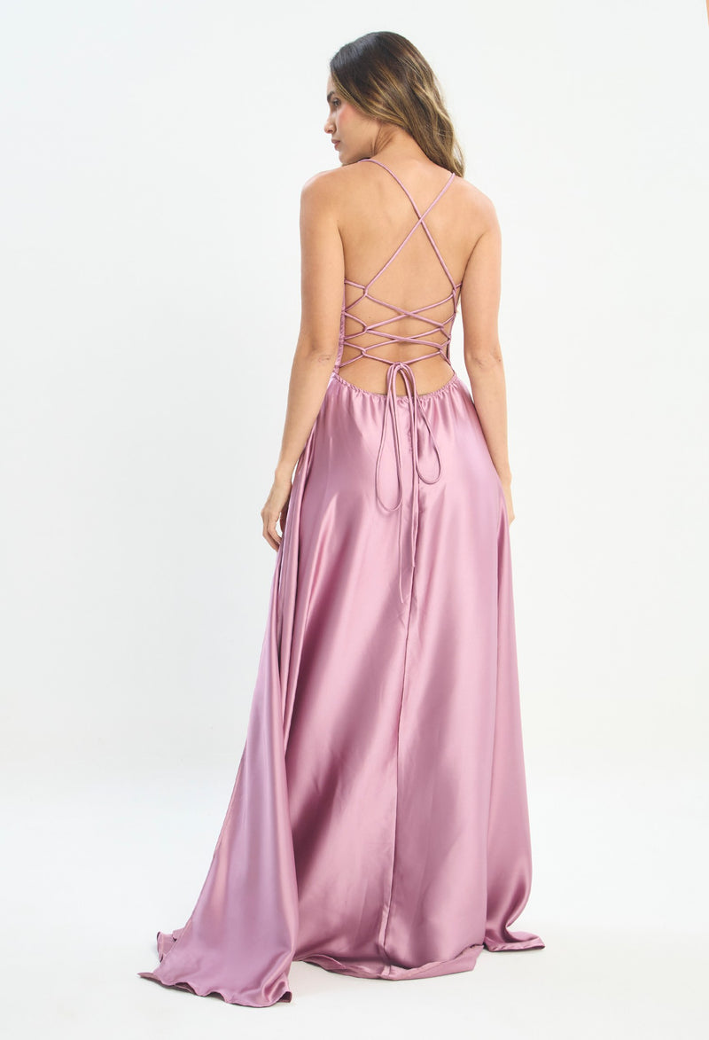 Mujer luciendo vestido morado lila BYBLA - Satín Evasé - vista 2