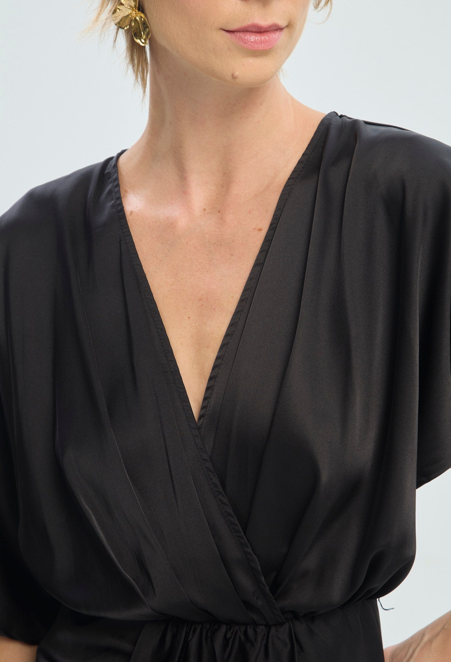 Vestido largo negro satinado con escote cruzado BYBLA - vista 7