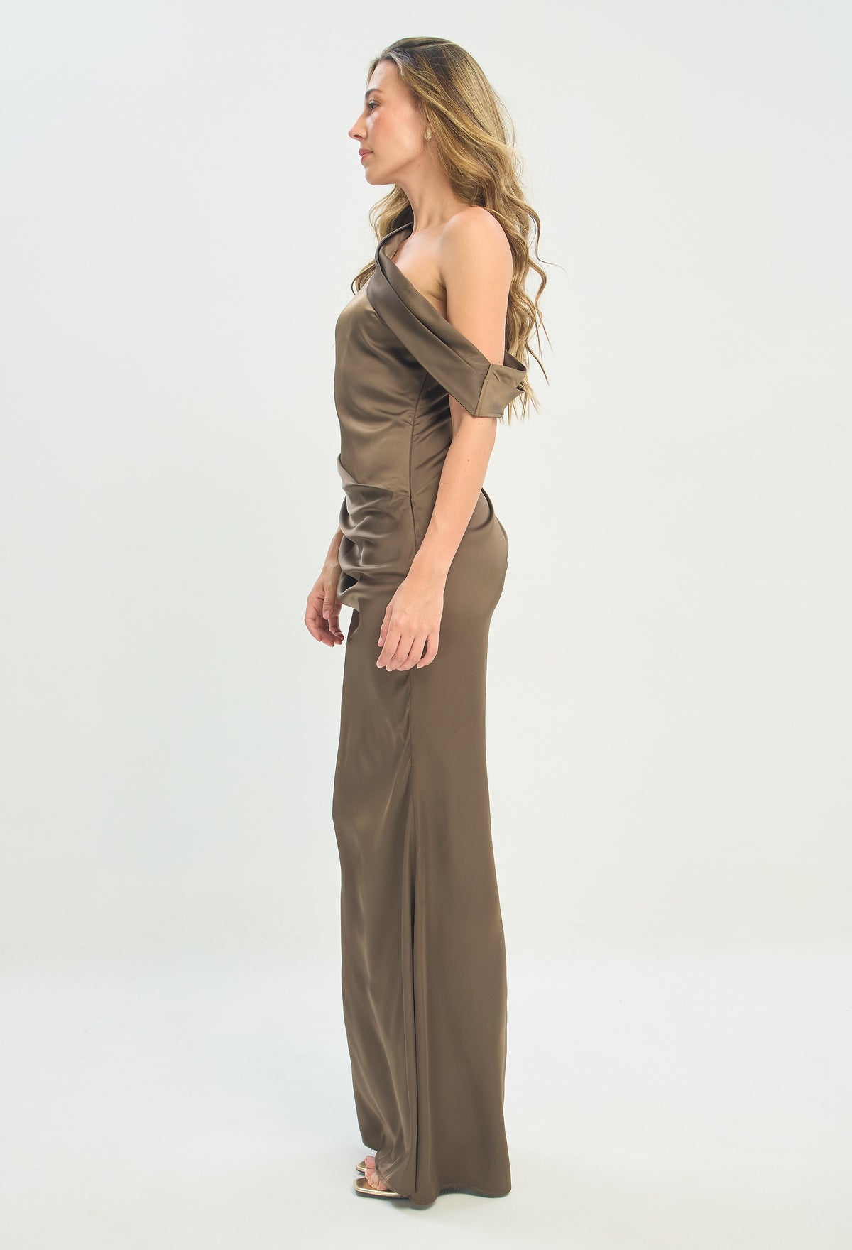 Vestido Largo Satinado Un Hombro Café Topo BYBLA - vista 2