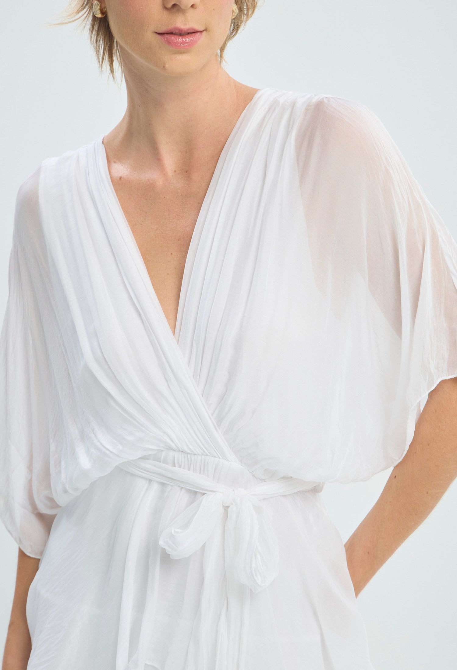 Vestido largo blanco de seda con capas y escote cruzado BYBLA - vista 4