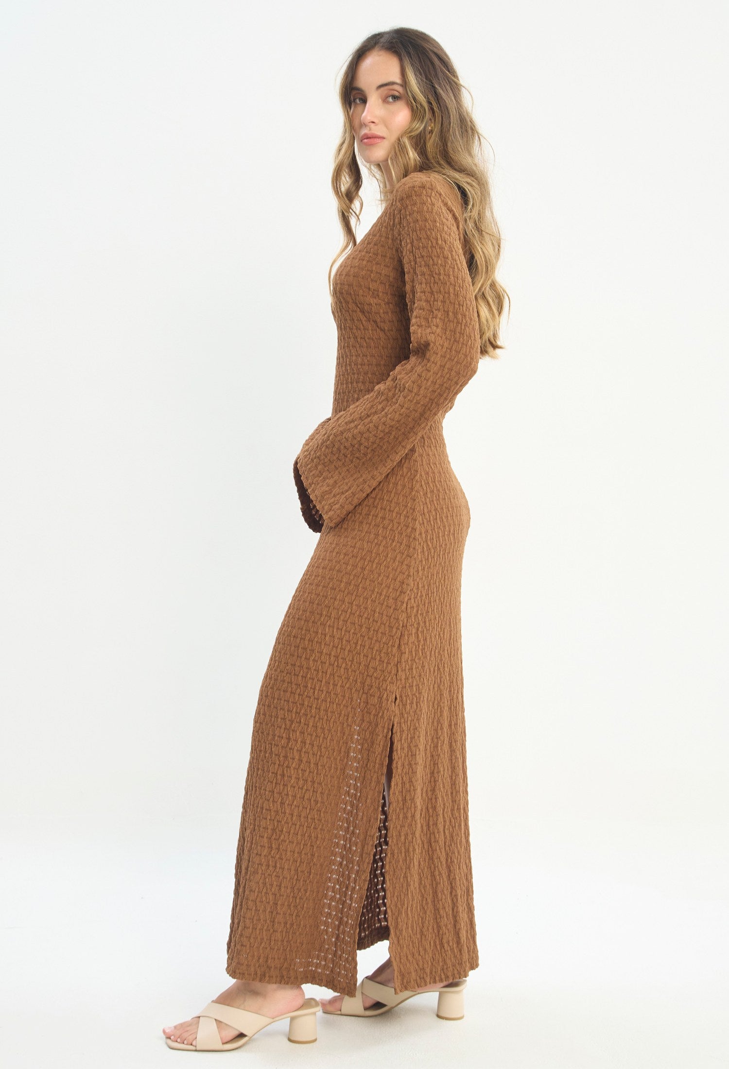 Mujer luciendo vestido marrón BYBLA - Tejido Waffle - vista 2