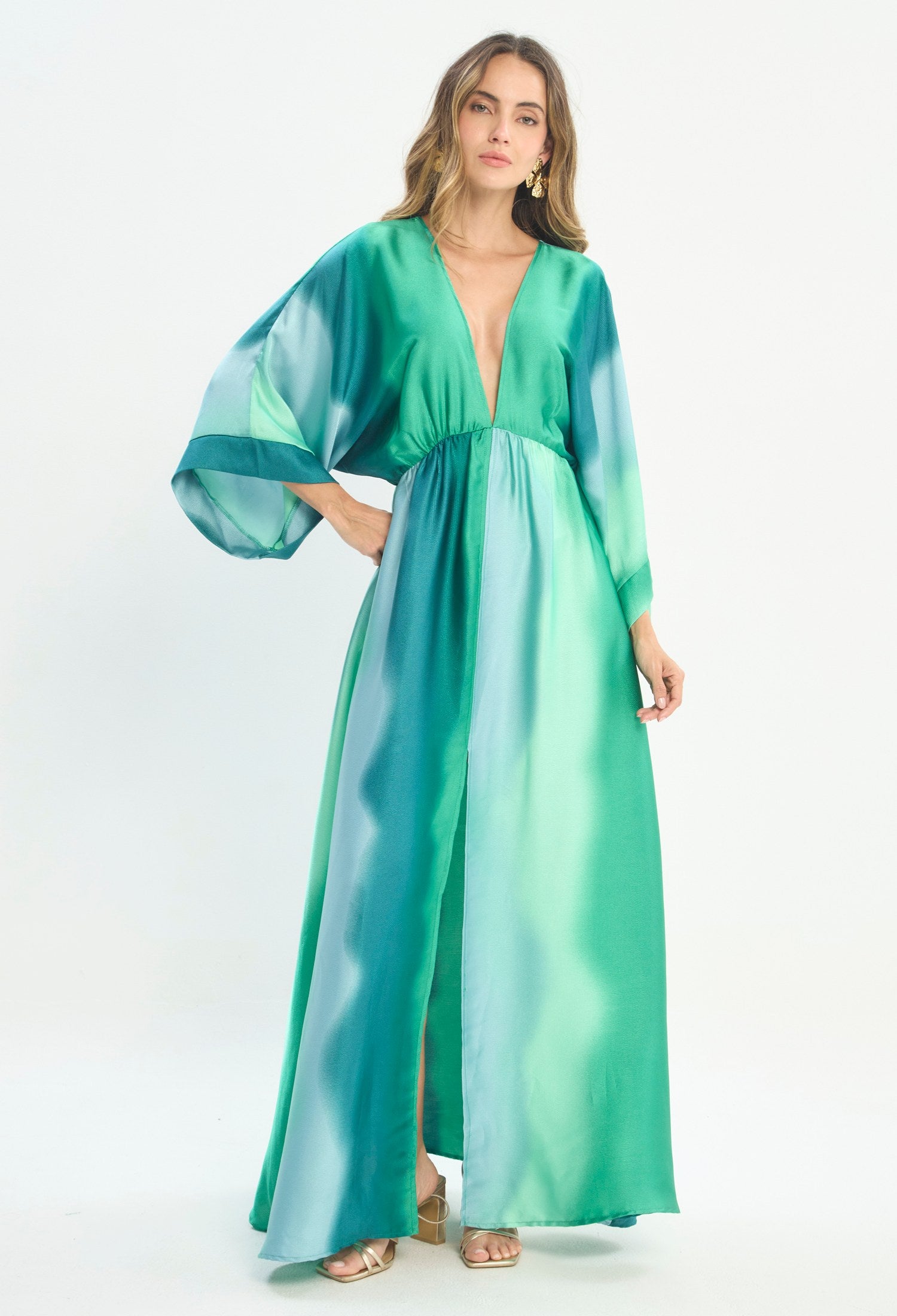 Mujer luciendo vestido verde BYBLA - Tie Dye Kimono