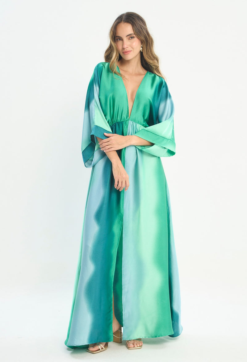 Mujer luciendo vestido verde BYBLA - Tie Dye Kimono - vista 2