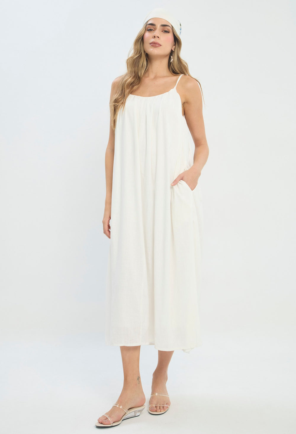 Vestido largo blanco con tirantes finos y silueta amplia