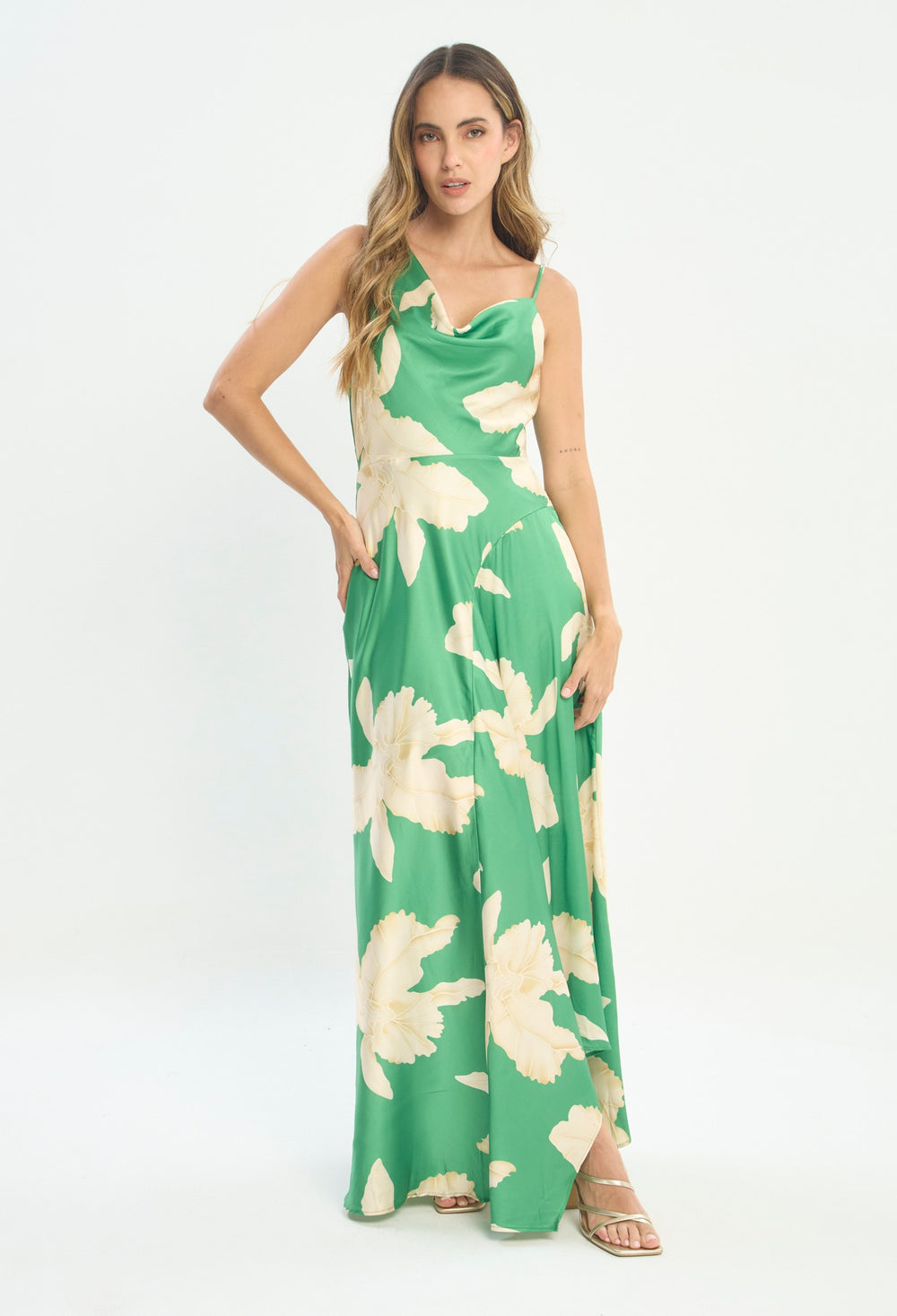 Mujer luciendo vestido verde BYBLA - Tiritas Drapeado