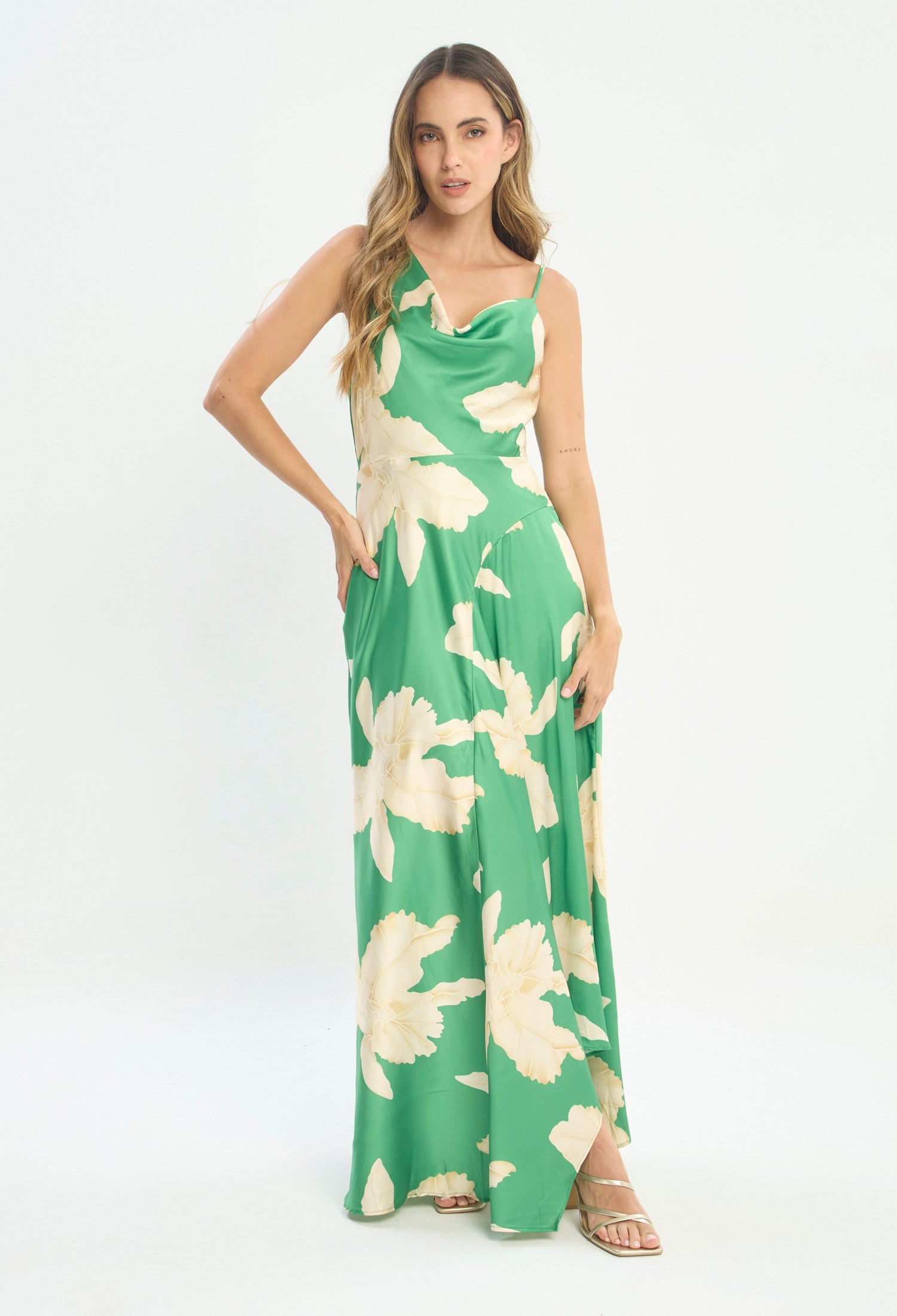 Mujer luciendo vestido verde BYBLA - Tiritas Drapeado