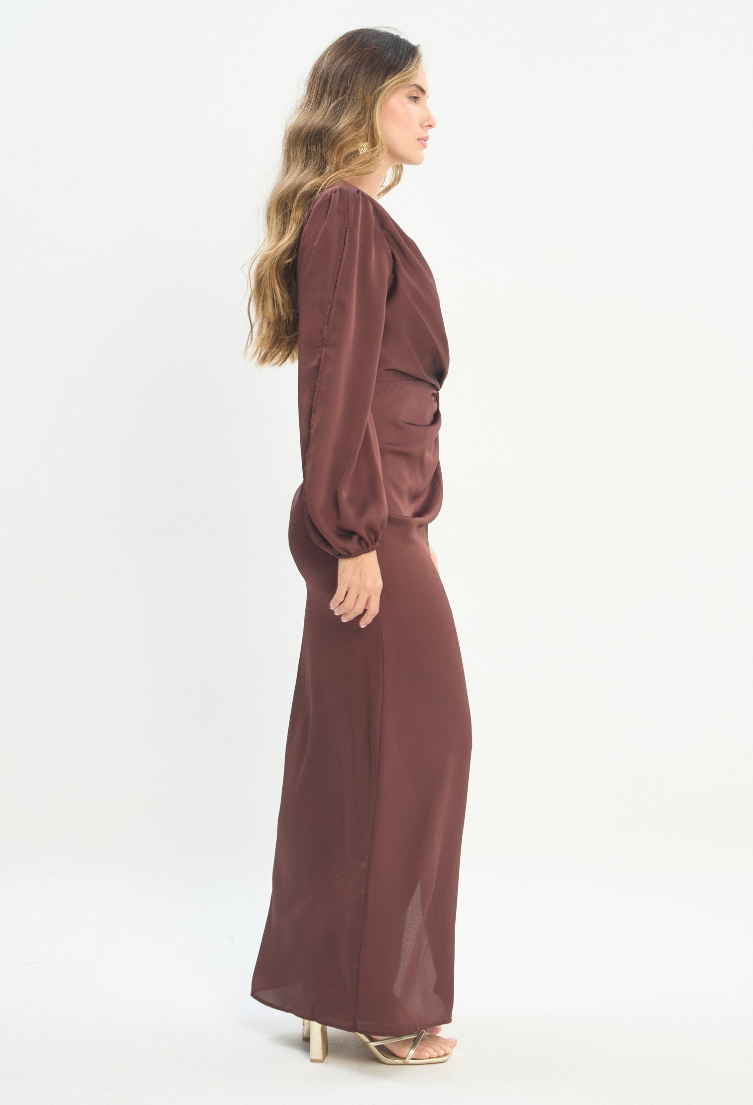 Mujer luciendo vestido marrón BYBLA - Un Hombro Satín - vista 2