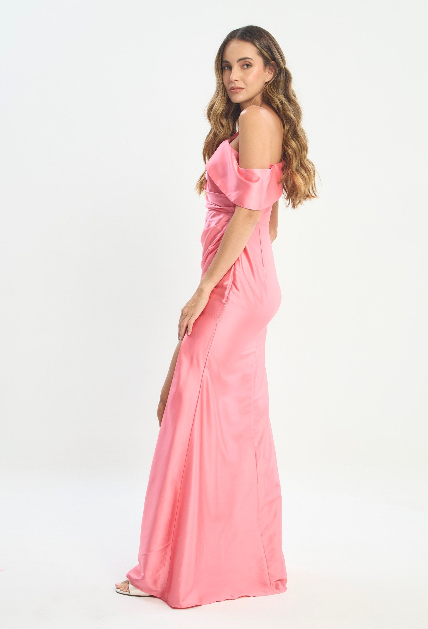 Mujer luciendo vestido rosa BYBLA - Un Hombro Sirena - vista 2