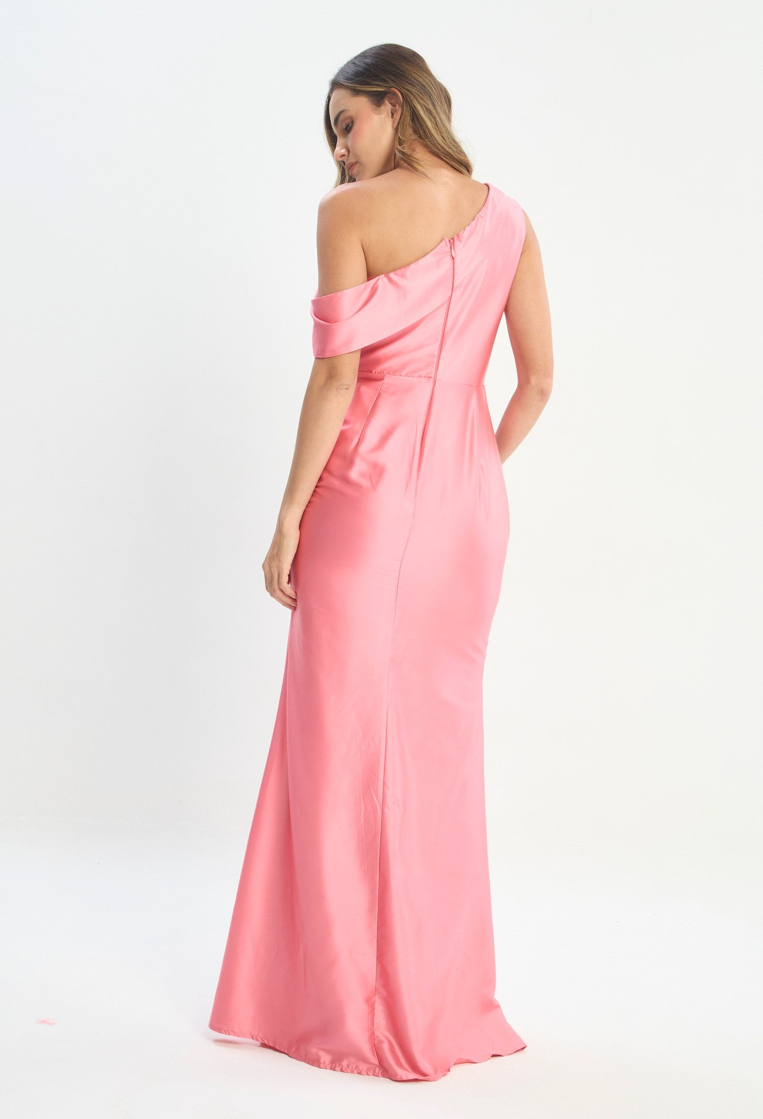 Mujer luciendo vestido rosa BYBLA - Un Hombro Sirena - vista 3