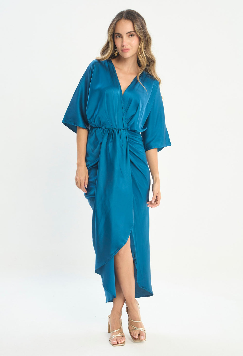 Mujer luciendo vestido verde BYBLA - Satinado Kimono