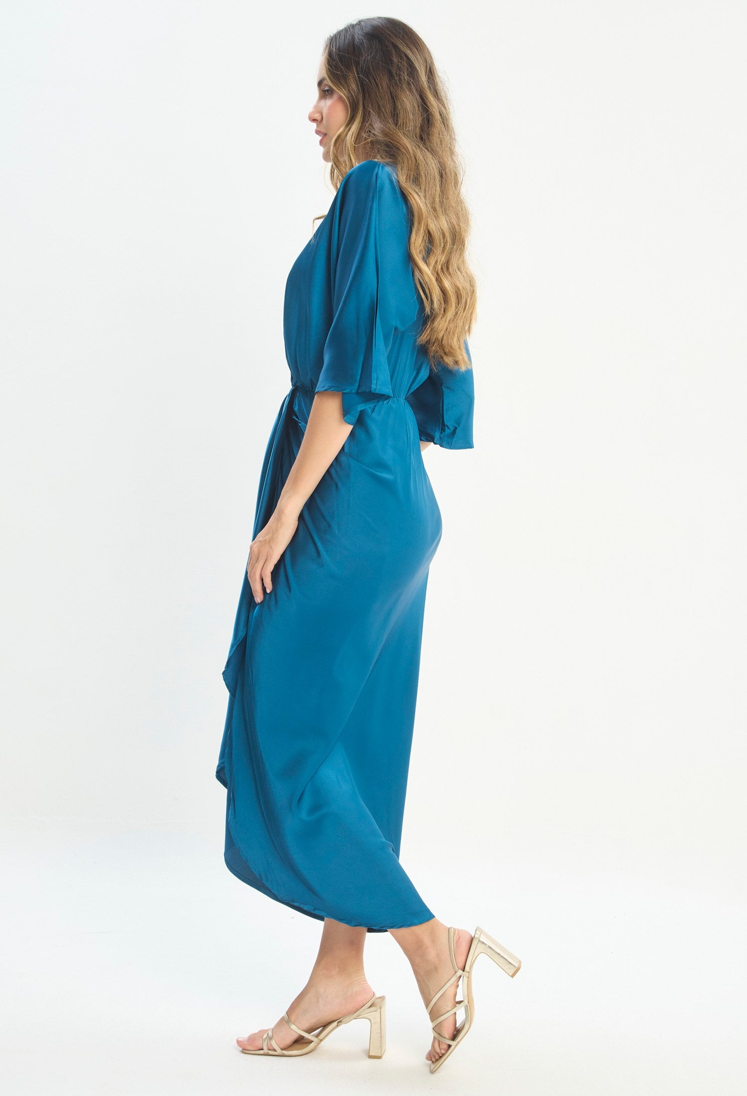 Mujer luciendo vestido verde BYBLA - Satinado Kimono - vista 2