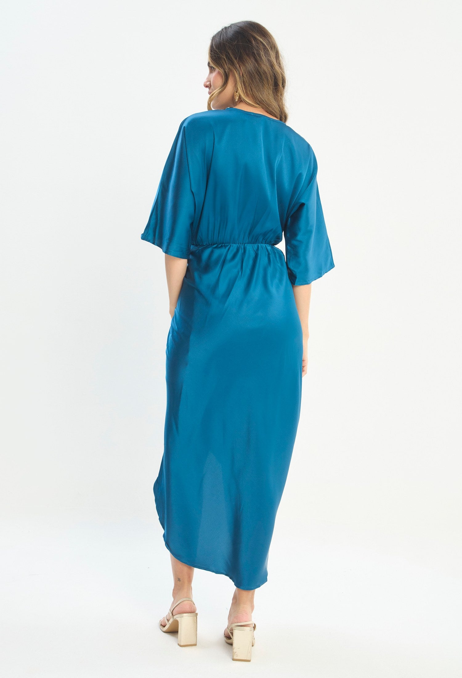 Mujer luciendo vestido verde BYBLA - Satinado Kimono - vista 3