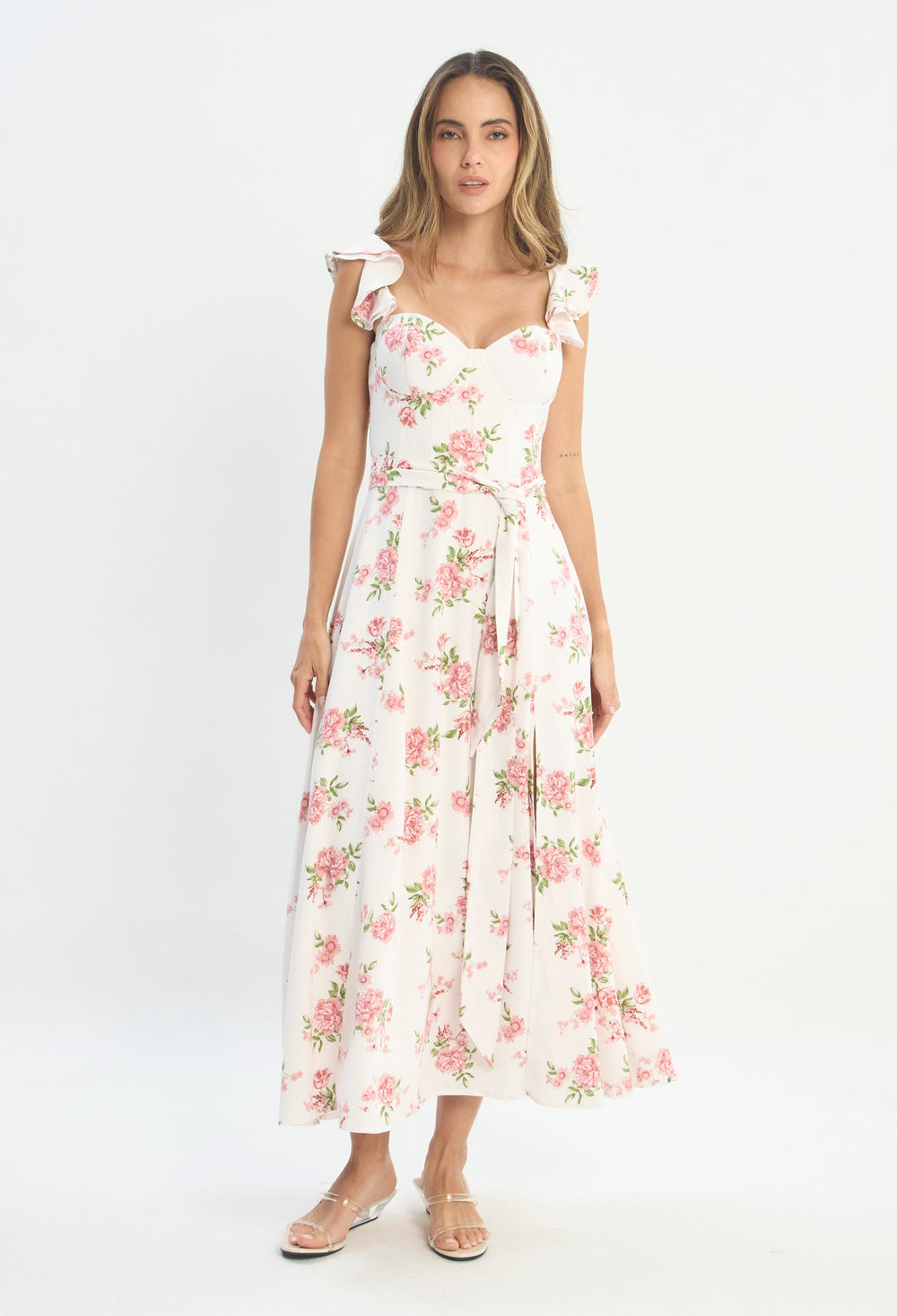 Mujer luciendo vestido beige BYBLA - Tiritas Floral