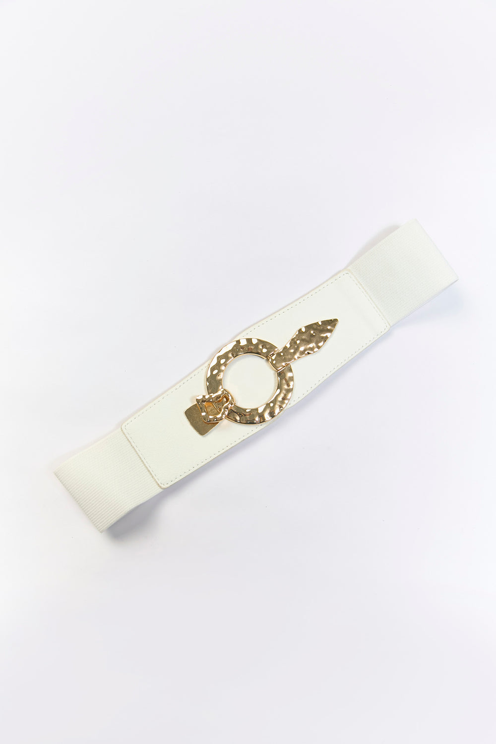 Cinturón blanco con hebilla dorada