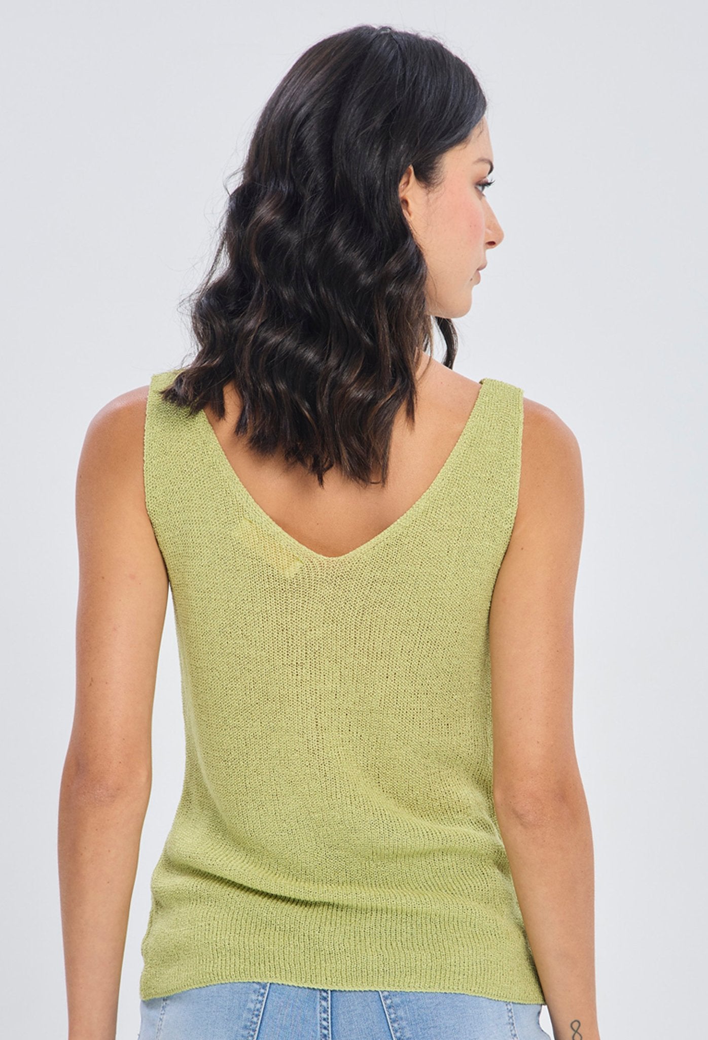 Blusa tejida sin mangas color verde lima cuello V en viscosa con textura acanalada para mujer - vista 3