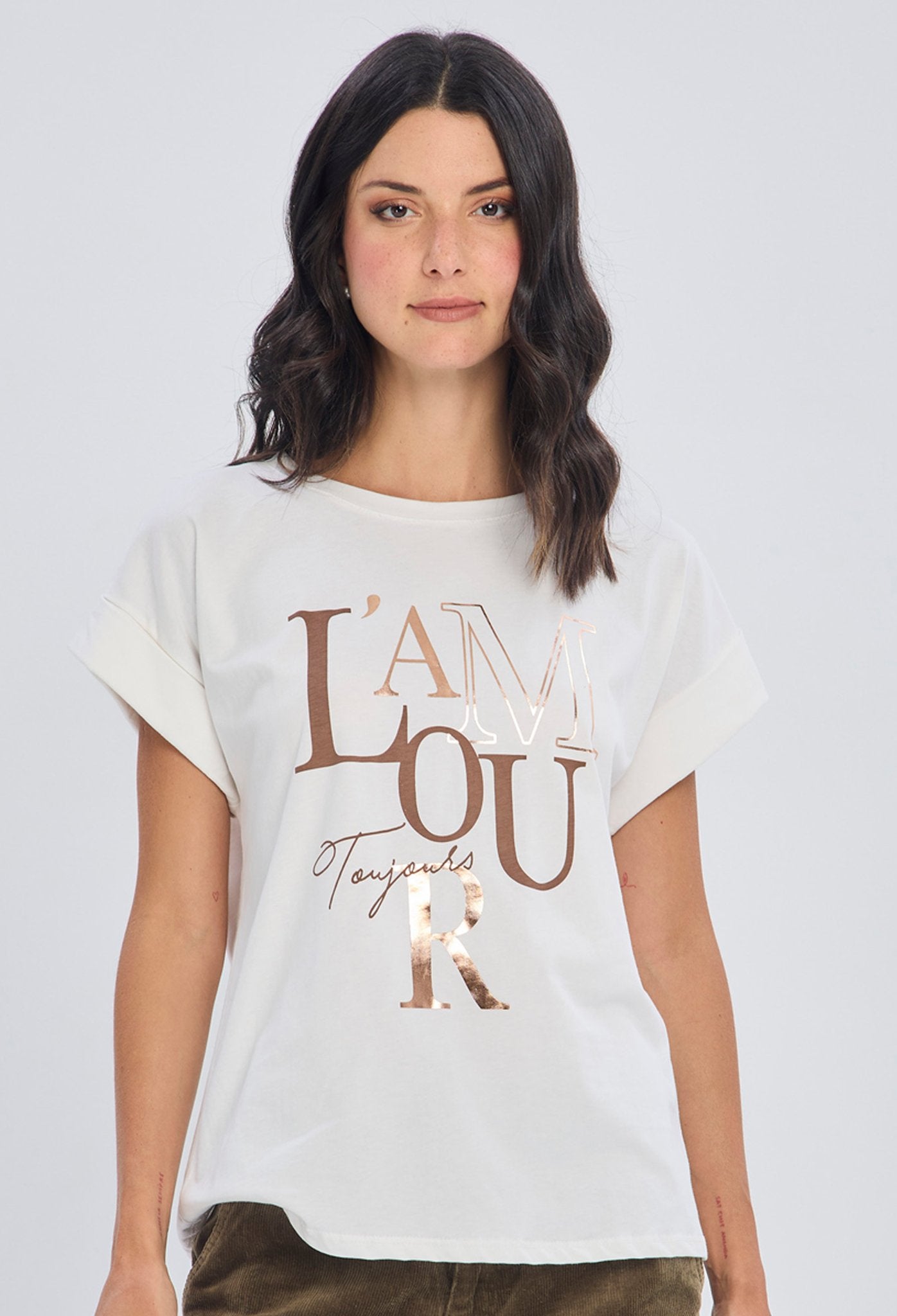 Blusa tipo camiseta beige estampado tipografico L'Amour Toujours letras doradas metalicas corte oversize para mujer