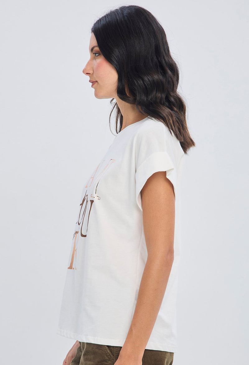 Blusa tipo camiseta beige estampado tipografico L'Amour Toujours letras doradas metalicas corte oversize para mujer - vista 2