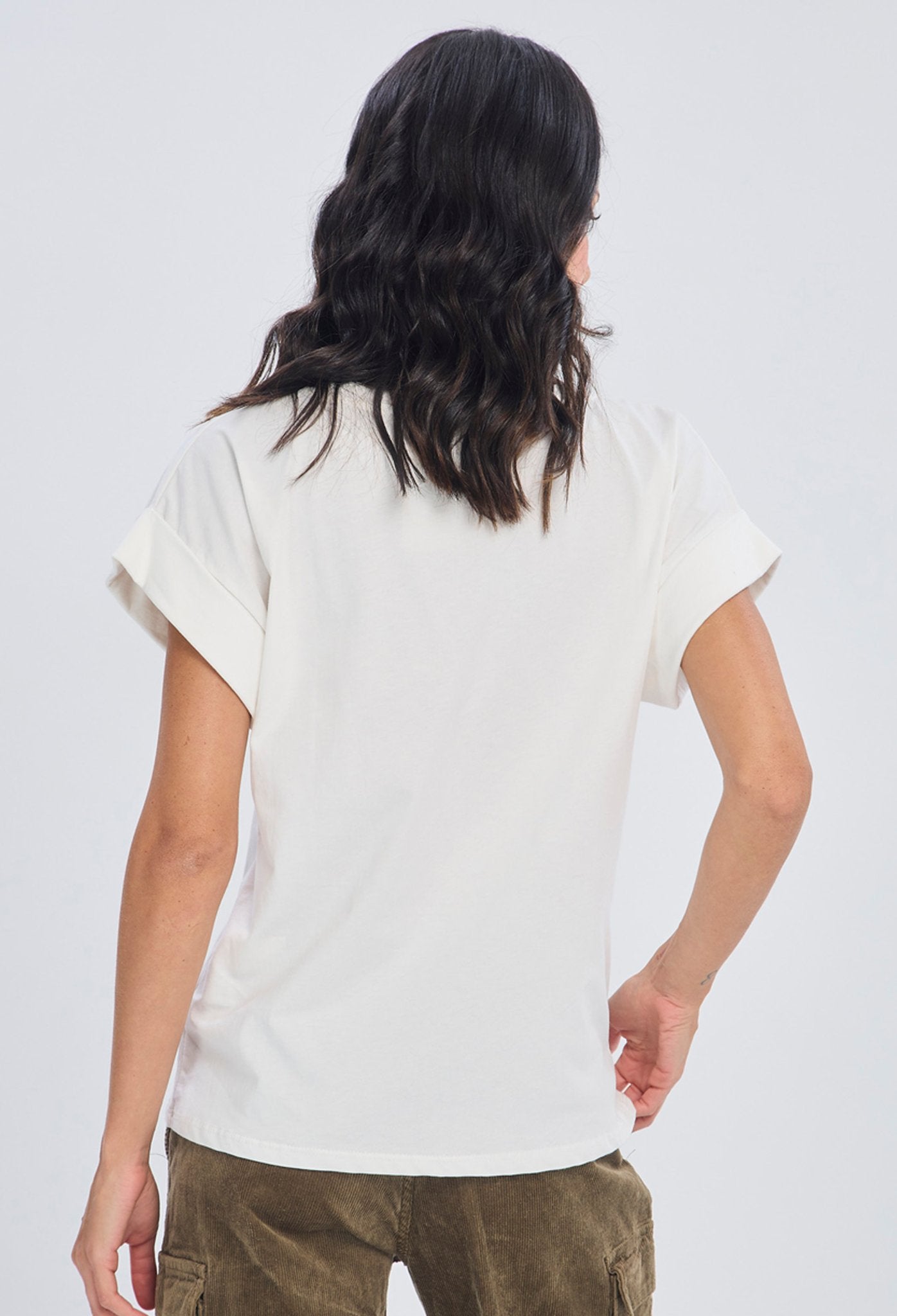 Blusa tipo camiseta beige estampado tipografico L'Amour Toujours letras doradas metalicas corte oversize para mujer - vista 3