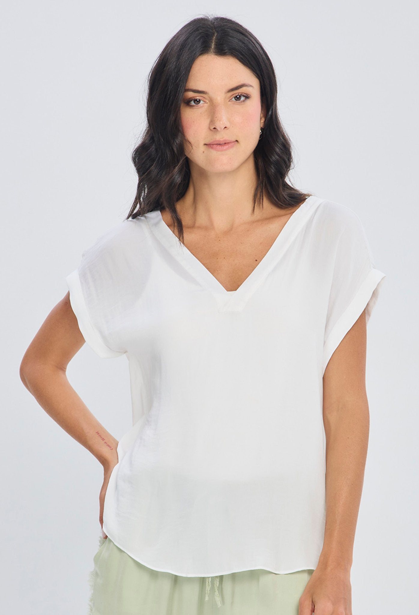 Blusa básica blanca cuello V manga corta caída fluida corte relajado en poliéster con elastano para mujer