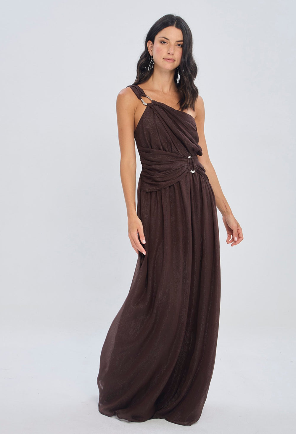 Vestido largo oscuro en lino diseño un hombro con drapeado cruzado y argollas metálicas silueta fluida para mujer