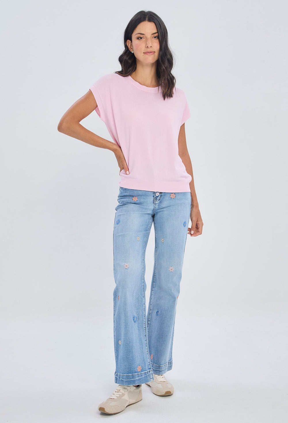 Jean wide leg claro con bordado floral disperso en ambas piernas tiro medio alto en algodón para mujer