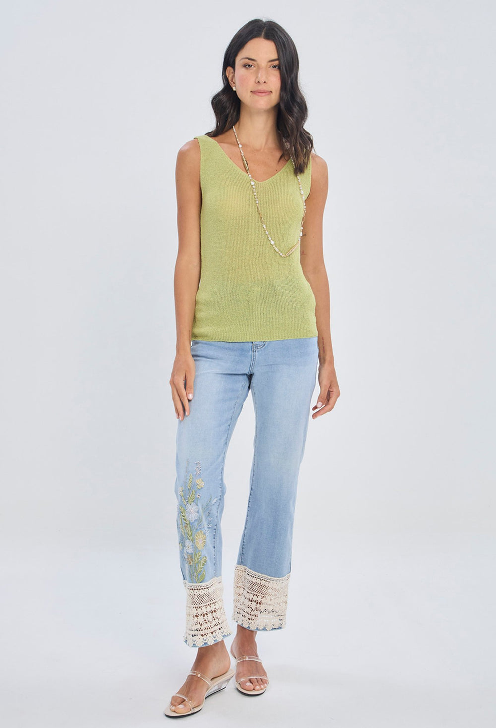 Jean cropped claro con bordado floral y remate de encaje crochet en bajos corte recto en algodón para mujer