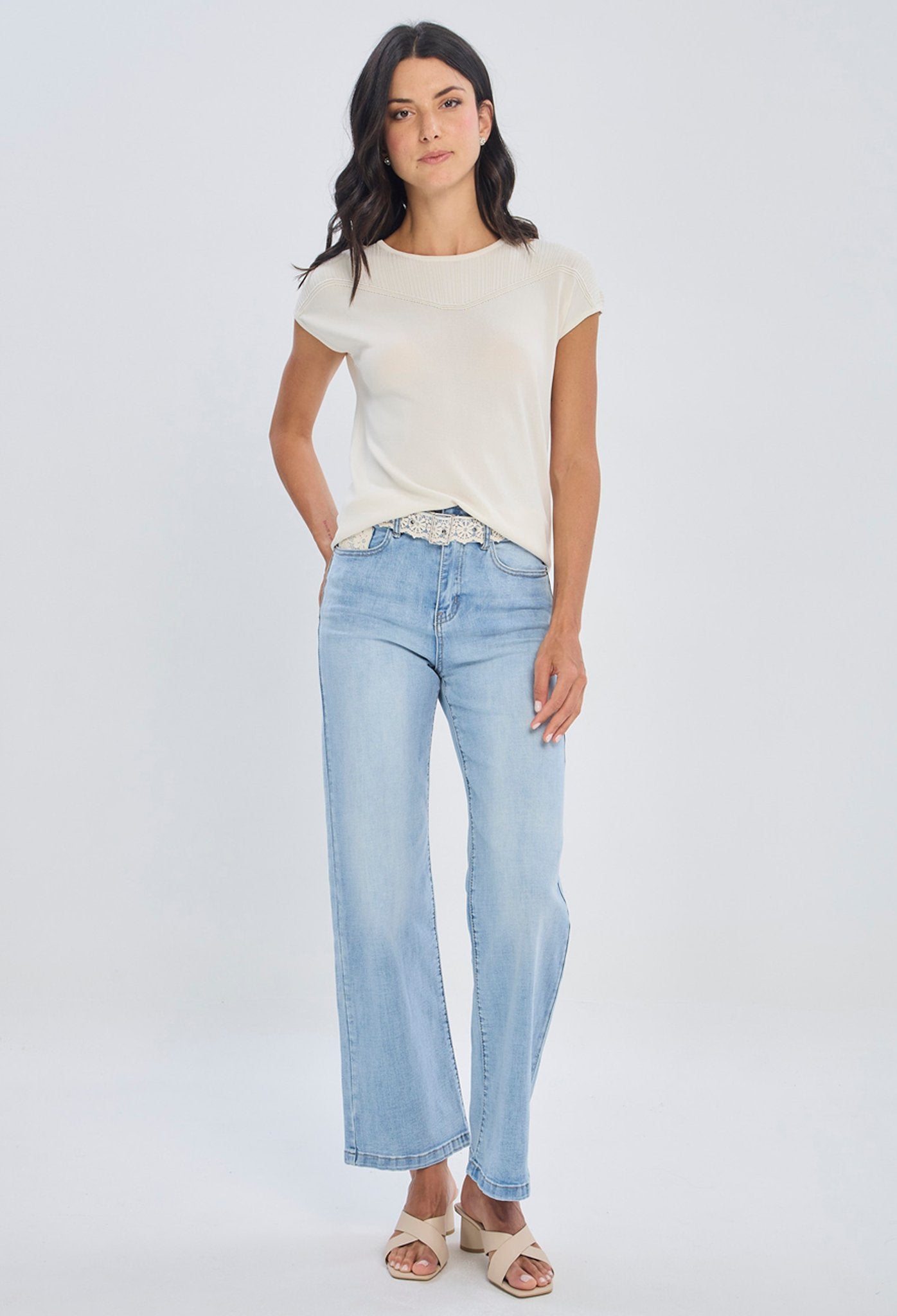 Jean wide leg lavado claro pierna ancha tiro medio acabado limpio en algodón con elastano para mujer