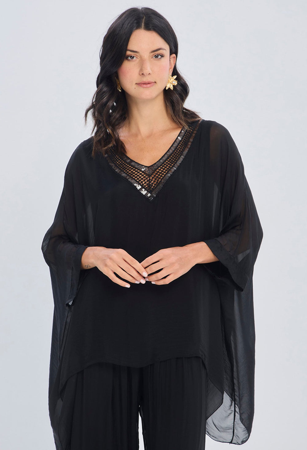 Blusa negra estilo poncho semitransparente con lentejuelas doradas y cobrizas en escote V profundo para mujer